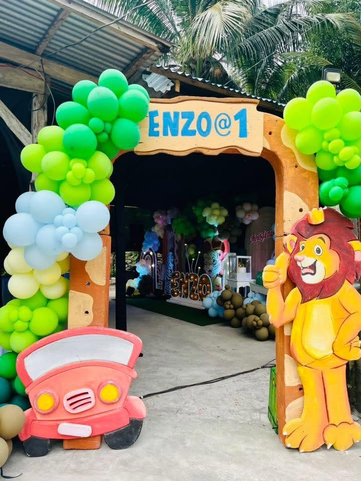 Jungle themed entrance arch with balloons and lion cutout
