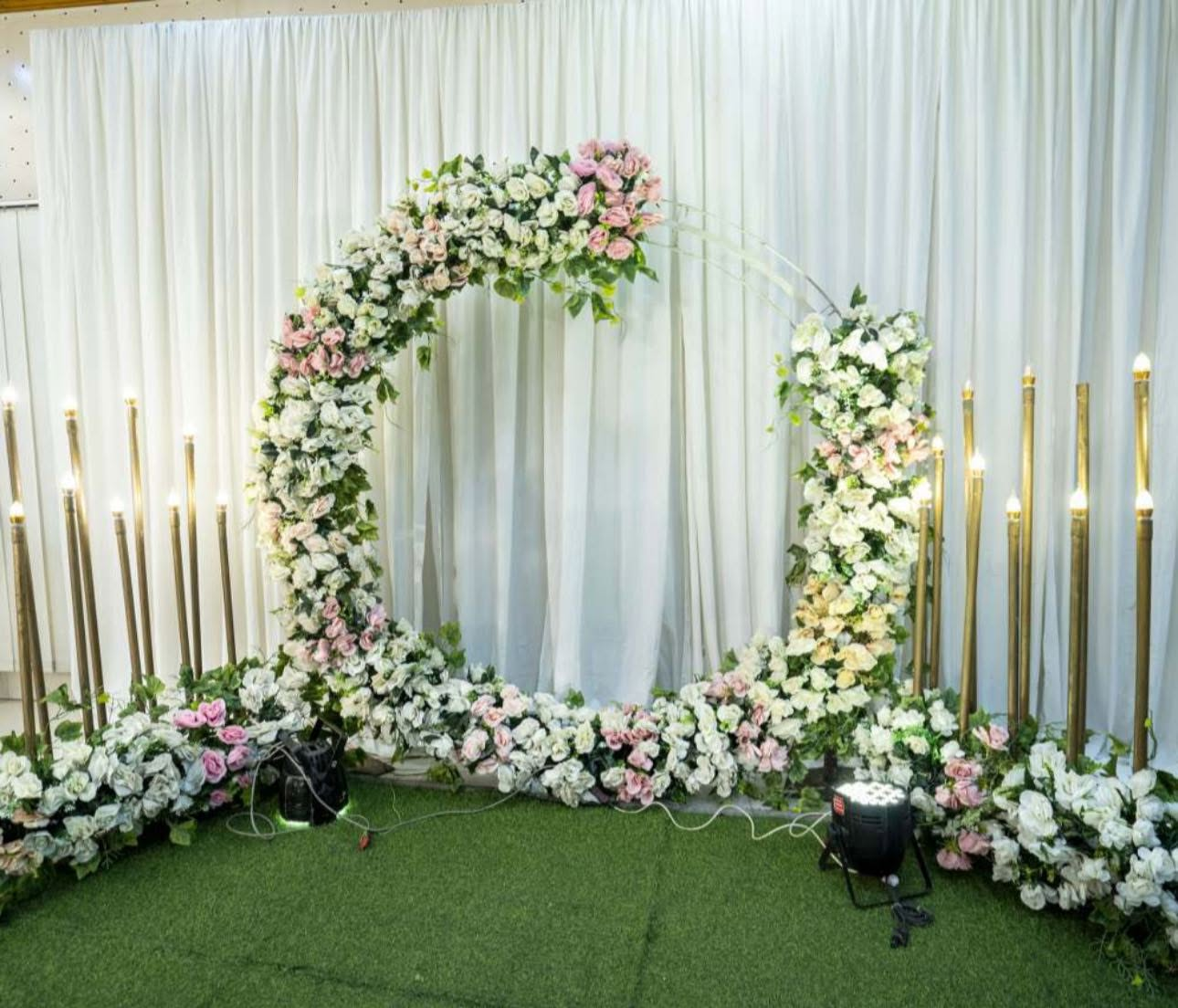Circular rose arch photo corner with gold candle stands